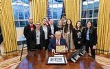 Un groupe d’ex-otages rencontrant le président américain Donald Trump, dans le Bureau ovale, le 5 mars 2025. (Crédit : Maison Blanche/X)