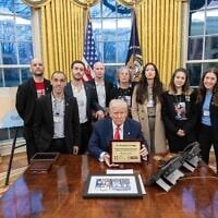Un groupe d’ex-otages rencontrant le président américain Donald Trump, dans le Bureau ovale, le 5 mars 2025. (Crédit : Maison Blanche/X)