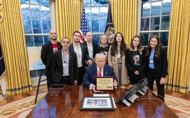 Un groupe d’ex-otages rencontrant le président américain Donald Trump, dans le Bureau ovale, le 5 mars 2025. (Crédit : Maison Blanche/X) Un groupe d’ex-otages rencontrant le président américain Donald Trump, dans le Bureau ovale, le 5 mars 2025. (Crédit : Maison Blanche/X)