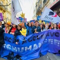 Des membres des collectifs « Nous Vivrons », « Femme Azadi » et de la Licra défilent à la manifestation de la Journée internationale des droits de la femme à Paris, le 8 mars 2025. (Crédit : X / @ConstanceLeGrip / utilisée conformément à l'article 27a de la loi sur le droit d'auteur)
