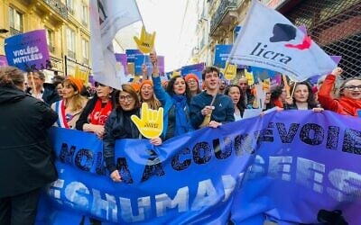 Des membres des collectifs « Nous Vivrons », « Femme Azadi » et de la Licra défilent à la manifestation de la Journée internationale des droits de la femme à Paris, le 8 mars 2025. (Crédit : X / @ConstanceLeGrip / utilisée conformément à l'article 27a de la loi sur le droit d'auteur)