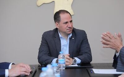 Samy Gemayel, le président du parti Kataëb, qui représente les chrétiens maronites libanais, lors d'une réunion avec des représentants musulmans, sur une  photo publiée le 10 mars 2025. (Crédit : X / @samygemayel / utilisée conformément à l'article 27a de la loi sur le droit d'auteur)