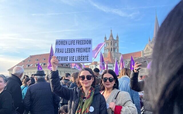 Des militantes de l'organisation « Women of Kurdistan » lors de la manifestation du 8 mars à l'occasion de la Journée internationale des droits de la femme à Lausanne, en Suisse. (Crédit : X / @wokurdistan / utilisée conformément à l'article 27a de la loi sur le droit d'auteur) Des militantes de l'organisation « Women of Kurdistan » lors de la manifestation du 8 mars à l'occasion de la Journée internationale des droits de la femme à Lausanne, en Suisse. (Crédit : X / @wokurdistan / utilisée conformément à l'article 27a de la loi sur le droit d'auteur)