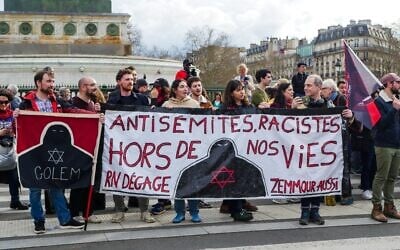 Des membres du collectif Golem, représentant des Juifs français de gauche, participant à la manifestation contre le racisme du 22 mars 2025, à Paris, en dénonçant notamment l'antisémitisme de l'extrême-droite. (Crédit : X/ @Collectif_Golem)