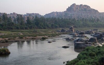 Illustration : Vue de la rivière Tungabhadra près de Hampi, en Inde. (Crédit : CC BY-SA Vyacheslav Argenberg/Wikimedia Commons)