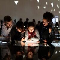 Des visiteurs à l'intérieur de la nouvelle Bibliothèque nationale d'Israël, en 2024. (Autorisation)