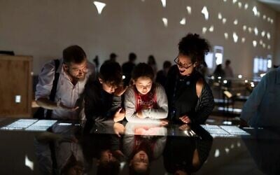 Des visiteurs à l'intérieur de la nouvelle Bibliothèque nationale d'Israël, en 2024. (Autorisation)