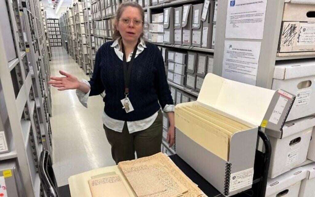 Stefanie Halpern, directrice des archives du YIVO, devant une boîte de questionnaires utilisés pour recueillir des informations sur la culture yiddish au début des années 1920, dans le service des archives du YIVO à New York, en mars 2025. (Cathryn J. Prince)