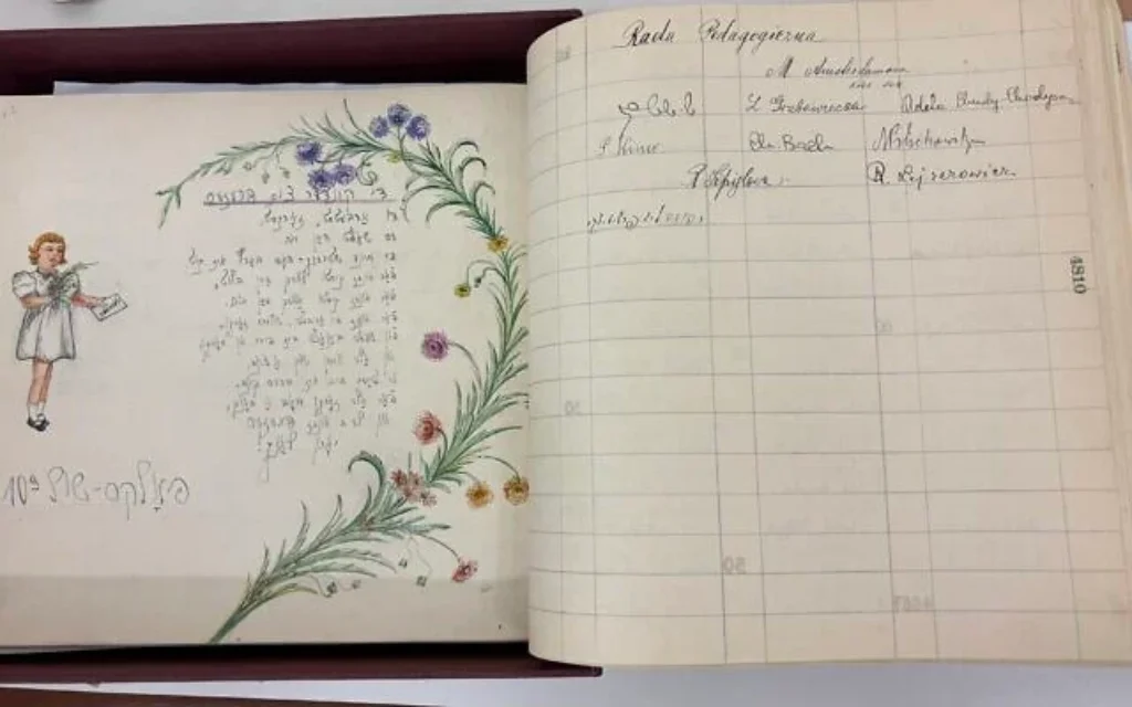 Le « Livre des enfants du ghetto de Lodz » contient plus de 14 000 autographes d'enfants qui ont vécu dans le ghetto pendant la Seconde Guerre mondiale - ils ne sont que 200 à avoir survécu. Photographie prise dans les archives du YIVO à New York, en mars 2025. (Cathryn J. Prince)