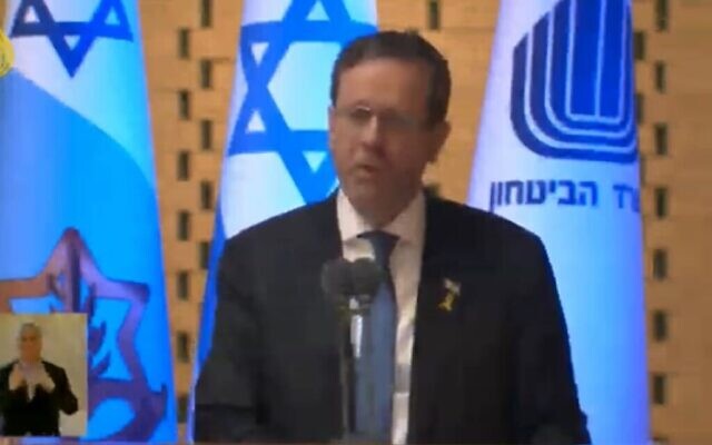 Le président Isaac Herzog s'exprimant lors d'une cérémonie commémorative pour les soldats tombés au combat dont les lieux de sépulture sont inconnus, à Jérusalem, le 6 mars 2025. (Crédit : Capture d’écran/YouTube)