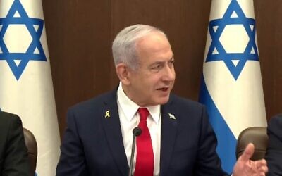 Le Premier ministre Benjamin Netanyahu s'exprimant à l'ouverture de la réunion hebdomadaire du cabinet, le 9 mars 2025. (Crédit : Capture d'écran/GPO)