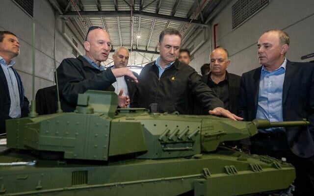 Le ministre de la Défense, Israel Katz (au centre), visitant les technologies de défense de l'Institut Rafael Leshem, dans le nord d'Israël, le 16 mars 2025. (Crédit : Shira Kinen/Ministère de la Défense) Le ministre de la Défense, Israel Katz (au centre), visitant les technologies de défense de l'Institut Rafael Leshem, dans le nord d'Israël, le 16 mars 2025. (Crédit : Shira Kinen/Ministère de la Défense)