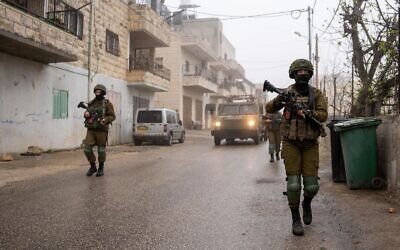 Soldats de l'armée israélienne dans le village de Husan, en Cisjordanie, le 20 mars 2025. Crédit : Armée israélienne)