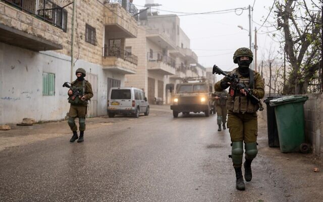 Soldats de l'armée israélienne dans le village de Husan, en Cisjordanie, le 20 mars 2025. Crédit : Armée israélienne) Soldats de l'armée israélienne dans le village de Husan, en Cisjordanie, le 20 mars 2025. Crédit : Armée israélienne)