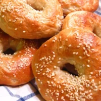 Photo illustrative de bagels. (CC-BY-SA, Rattfink Press/Ellen Arnstein, rattfinkpress.blogspot.com)