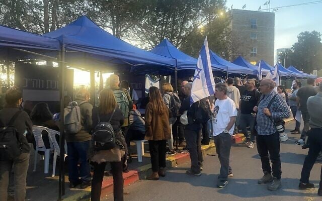 Des députés de l'opposition ouvrent des bureaux temporaires en-dehors de la Knesset pour protester contre le projet de vote sur la très controversée loi de refonte judiciaire, le 26 mars 2025. (Crédit : Sam Sokol/The Times of Israel) Des députés de l'opposition ouvrent des bureaux temporaires en-dehors de la Knesset pour protester contre le projet de vote sur la très controversée loi de refonte judiciaire, le 26 mars 2025. (Crédit : Sam Sokol/The Times of Israel)