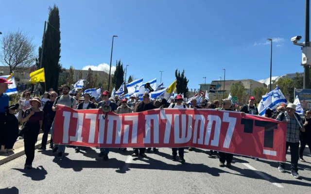 Des manifestants anti-gouvernement se dirigent vers la résidence privée du Premier ministre Benjamin Netanyahu à Jérusalem, le 19 mars 2025. (Crédit : Charlie Summers/Times of Israel) Des manifestants anti-gouvernement se dirigent vers la résidence privée du Premier ministre Benjamin Netanyahu à Jérusalem, le 19 mars 2025. (Crédit : Charlie Summers/Times of Israel)