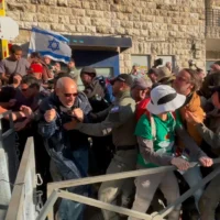 Des manifestants anti-gouvernementaux affrontent la police lors d'une manifestation devant la résidence du Premier ministre à Jérusalem le 23 mars 2025. (Crédit : Charlie Summers/Times of Israel)