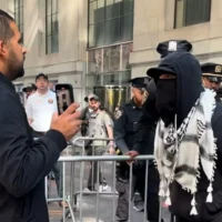 Abraham Hamra affronte un manifestant pro-palestinien à New York. (Autorisation)