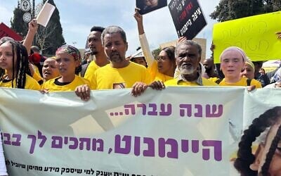 Des manifestants accusant la police de négligence dans l'enquête sur la disparition de Haymanut Kasau, 9 ans, marchent devant la Knesset le 25 mars 2025. (Charlie Summers/Times of Israel)