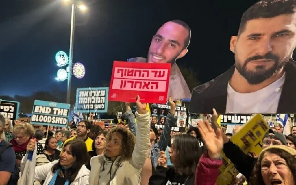 Manifestation en faceur d'un accord sur les otages devant le cabinet du Premier ministre à Jérusalem, le 25 mars 2025. (Crédit : Charlie Summers/Times of Israel)