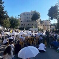 Des manifestants du groupe « Shift 101 » sur la route Azza de Jérusalem, le 23 mars 2025. (Jessica Steinberg/Times of Israel)
