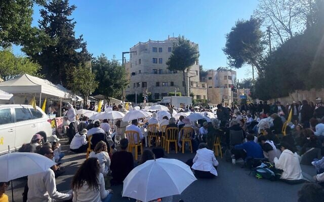 Des manifestants du groupe « Shift 101 » sur la route Azza de Jérusalem, le 23 mars 2025. (Jessica Steinberg/Times of Israel) Des manifestants du groupe « Shift 101 » sur la route Azza de Jérusalem, le 23 mars 2025. (Jessica Steinberg/Times of Israel)