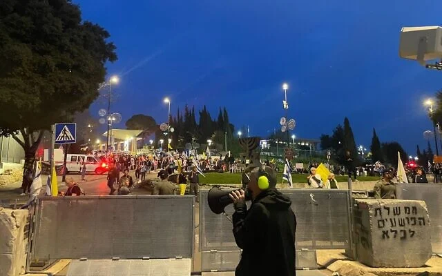Des manifestants anti-gouvernement devant la Knesset, à Jérusalem, le 25 mars 2025. (Crédit : Jessica Steinberg/Times of Israel) Des manifestants anti-gouvernement devant la Knesset, à Jérusalem, le 25 mars 2025. (Crédit : Jessica Steinberg/Times of Israel)