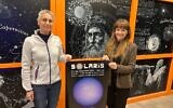 Anat Hetz-Golan, à gauche, directrice de Solaris, et la Dre Marina Hetz, PDG de Space Valley, qui a construit et exploite le premier et unique observatoire solaire national, dans le village druze d'Isfiya sur le mont Carmel, le 24 février 2025. (Diana Bletter/Times of Israël)