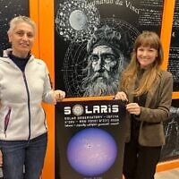 Anat Hetz-Golan, à gauche, directrice de Solaris, et la Dre Marina Hetz, PDG de Space Valley, qui a construit et exploite le premier et unique observatoire solaire national, dans le village druze d'Isfiya sur le mont Carmel, le 24 février 2025. (Diana Bletter/Times of Israël)