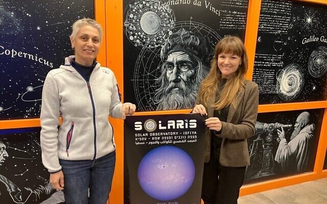 Anat Hetz-Golan, à gauche, directrice de Solaris, et la Dre Marina Hetz, PDG de Space Valley, qui a construit et exploite le premier et unique observatoire solaire national, dans le village druze d'Isfiya sur le mont Carmel, le 24 février 2025. (Diana Bletter/Times of Israël)