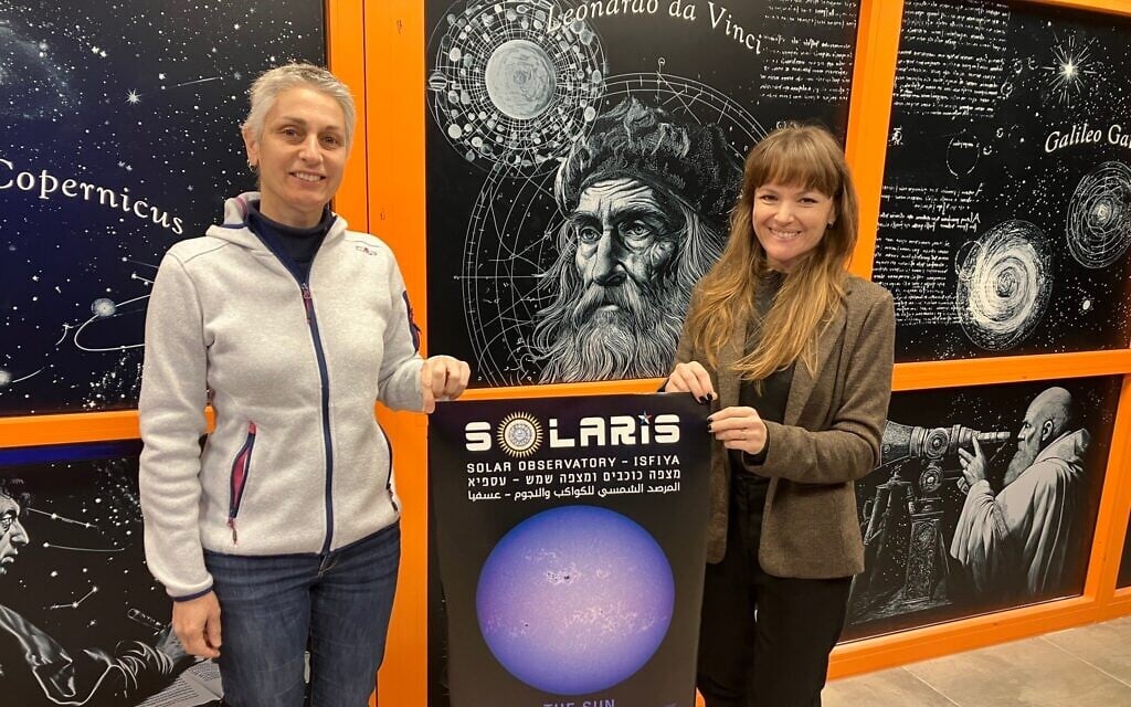 Anat Hetz-Golan, à gauche, directrice de Solaris, et la Dre Marina Hetz, PDG de Space Valley, qui a construit et exploite le premier et unique observatoire solaire national, dans le village druze d'Isfiya sur le mont Carmel, le 24 février 2025. (Diana Bletter/Times of Israël) Anat Hetz-Golan, à gauche, directrice de Solaris, et la Dre Marina Hetz, PDG de Space Valley, qui a construit et exploite le premier et unique observatoire solaire national, dans le village druze d'Isfiya sur le mont Carmel, le 24 février 2025. (Diana Bletter/Times of Israël)