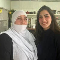 Malak Khizran, à droite, avec sa mère, Malika, chez elles dans le village druze de Yarka, en Galilée occidentale, le 4 mars 2025. (Diana Bletter/Times of Israel)