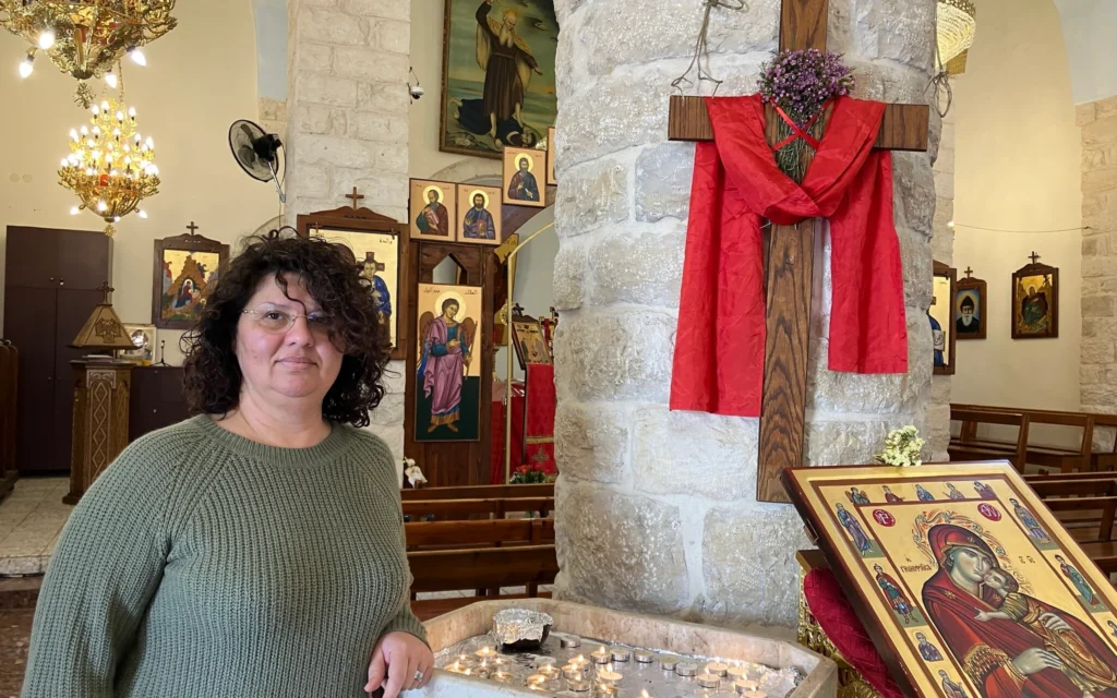 Lina Assi, épouse du Père Michael Assi, après la messe à l'église Mar Elias à Fassuta, le 22 mars 2025. (Crédit : Diana Bletter/Times of Israel)