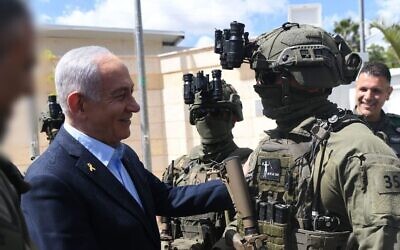 Le Premier ministre Benjamin Netanyahu, à gauche, visite l'unité secrète de la police aux frontières « Mista'arvim », le 19 mars 2025. (Amos Ben Gershom/GPO)