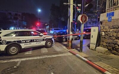La scène d'une fusillade mortelle à Jaffa liée au monde criminel, 10 mars 2025. (Crédit : Police israélienne)
