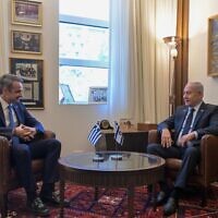 Le Premier ministre Benjamin Netanyahu rencontrant le Premier ministre grec Kyriakos Mitsotakis, à Jérusalem, le 30 mars 2025. (Crédit : Kobi Gideon/GPO)