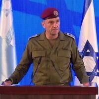 Le chef sortant de Tsahal, Herzi Halevi, prend la parole lors de la cérémonie de nomination d'Eyal Zamir comme nouveau chef d'Etat-major de Tsahal, au quartier général de Tsahal, à Tel Aviv, le 5 mars 2025. (Capture d'écran : GPO)