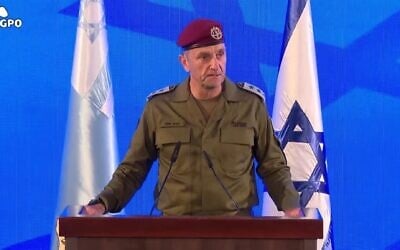 Le chef sortant de Tsahal, Herzi Halevi, prend la parole lors de la cérémonie de nomination d'Eyal Zamir comme nouveau chef d'Etat-major de Tsahal, au quartier général de Tsahal, à Tel Aviv, le 5 mars 2025. (Capture d'écran : GPO)