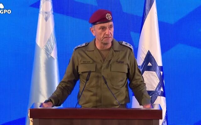 Le chef sortant de Tsahal, Herzi Halevi, prend la parole lors de la cérémonie de nomination d'Eyal Zamir comme nouveau chef d'Etat-major de Tsahal, au quartier général de Tsahal, à Tel Aviv, le 5 mars 2025. (Capture d'écran : GPO)