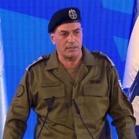 Le nouveau chef de Tsahal, Eyal Zamir, prend la parole lors de la cérémonie de passation de commandement au quartier général de Tsahal à Tel Aviv, le 5 mars 2025. (Capture d'écran : Cabinet du Premier ministre)