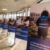 L’exposition d’IsraAID dans le métro de Kiev, en Ukraine, en 2025. (Crédit : IsraAID/Kateryna Laschykhova)