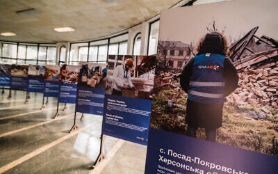 L’exposition d’IsraAID dans le métro de Kiev, en Ukraine, en 2025. (Crédit : IsraAID/Kateryna Laschykhova)