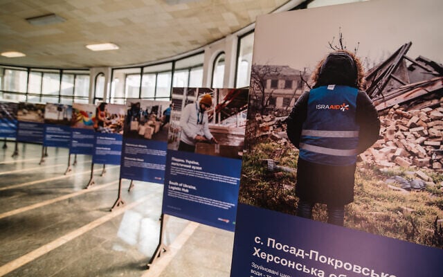 L’exposition d’IsraAID dans le métro de Kiev, en Ukraine, en 2025. (Crédit : IsraAID/Kateryna Laschykhova) L’exposition d’IsraAID dans le métro de Kiev, en Ukraine, en 2025. (Crédit : IsraAID/Kateryna Laschykhova)