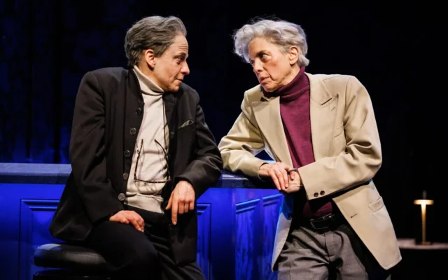 Lucca Züchner dans le rôle d'Herbert von Karajan, à gauche, et Helen Schneider dans le rôle de Leonard Bernstein dans « Last Call ». (Maria Baranova)