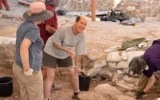 La Dre Jodi Magness, de l'Université de Caroline du Nord à Chapel Hill, lors de fouilles à Huqoq, en Galilée. Magness et son équipe ont commencé à fouiller le site en 2011 et ont terminé leurs travaux de terrain en 2023. (Crédit : Jim Haberman)