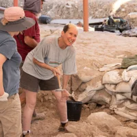 La Dre Jodi Magness, de l'Université de Caroline du Nord à Chapel Hill, lors de fouilles à Huqoq, en Galilée. Magness et son équipe ont commencé à fouiller le site en 2011 et ont terminé leurs travaux de terrain en 2023. (Crédit : Jim Haberman)