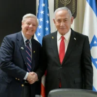 Le Premier ministre Benjamin Netanyahu (à droite) avec le sénateur Lindsey Graham à Tel Aviv, le 17 février 2025 (Maayan Taof / GPO)