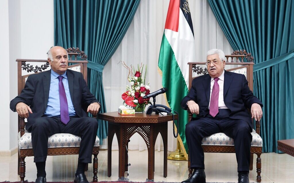Le président de l'Autorité palestinienne Mahmoud Abbas avec Jibril Rajoub, le chef de la Fédération palestinienne de football, dans la ville de Ramallah, en Cisjordanie, le 7 juin 2018 (Crédit : Thaer Ganaim/APA Images/ZUMA Wire/Alamy Live News). Le président de l'Autorité palestinienne Mahmoud Abbas avec Jibril Rajoub, le chef de la Fédération palestinienne de football, dans la ville de Ramallah, en Cisjordanie, le 7 juin 2018 (Crédit : Thaer Ganaim/APA Images/ZUMA Wire/Alamy Live News).