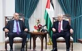 Le président de l'Autorité palestinienne Mahmoud Abbas avec Jibril Rajoub, le chef de la Fédération palestinienne de football, dans la ville de Ramallah, en Cisjordanie, le 7 juin 2018 (Crédit : Thaer Ganaim/APA Images/ZUMA Wire/Alamy Live News).
